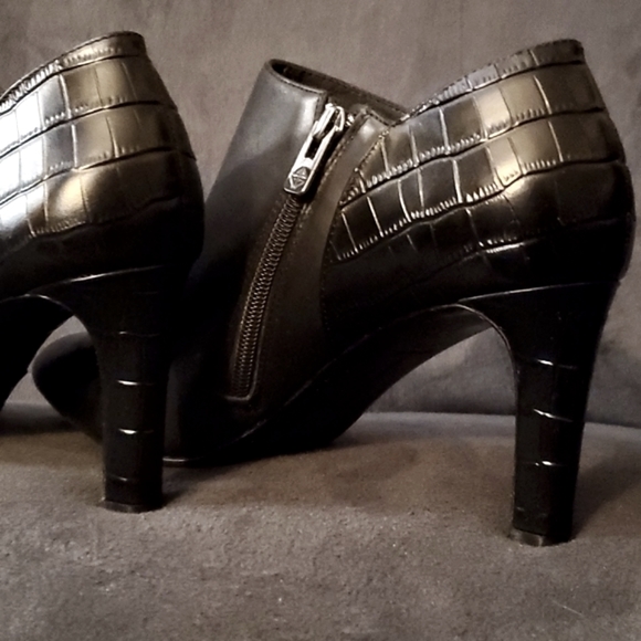 ANTONIO MELANI size 10 black leather booties, crocodile embossed heel, like new - Picture 3 of 6